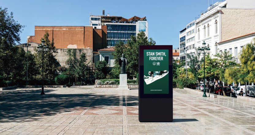 Outdoor kiosks: Portrait screens for plazas, forecourts and open car parks, built for direct sun and weather.