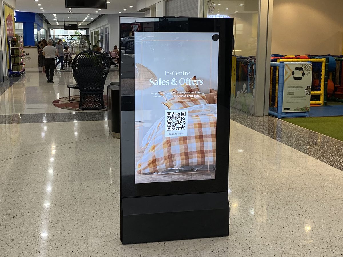 Freestanding screen in a shopping centre mall